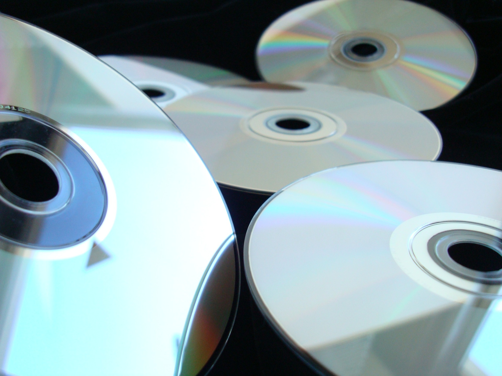 It's all about sputtering! A simple explanation of the structure of CDs and DVDs.

